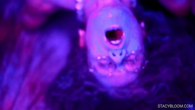 Beba masturbira pred kamerom i sama sebe dovodi do orgazma.